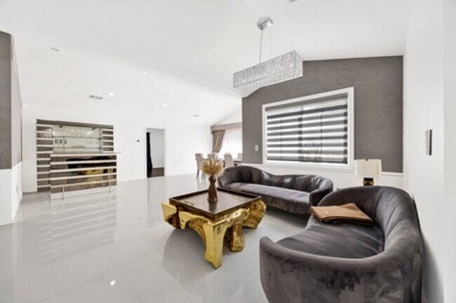 Primary Photo - Fully Furnished Elegant Home