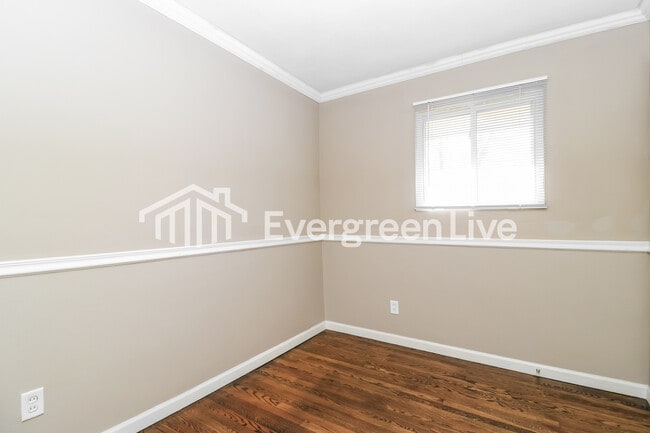 Building Photo - 725 Tyson Dr