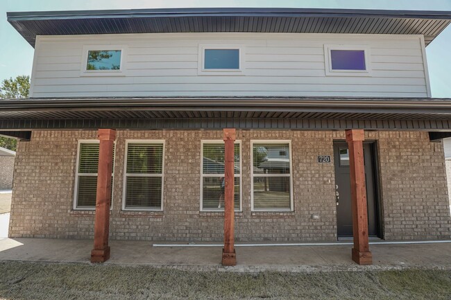 Primary Photo - Bed 2 Bath Home!!