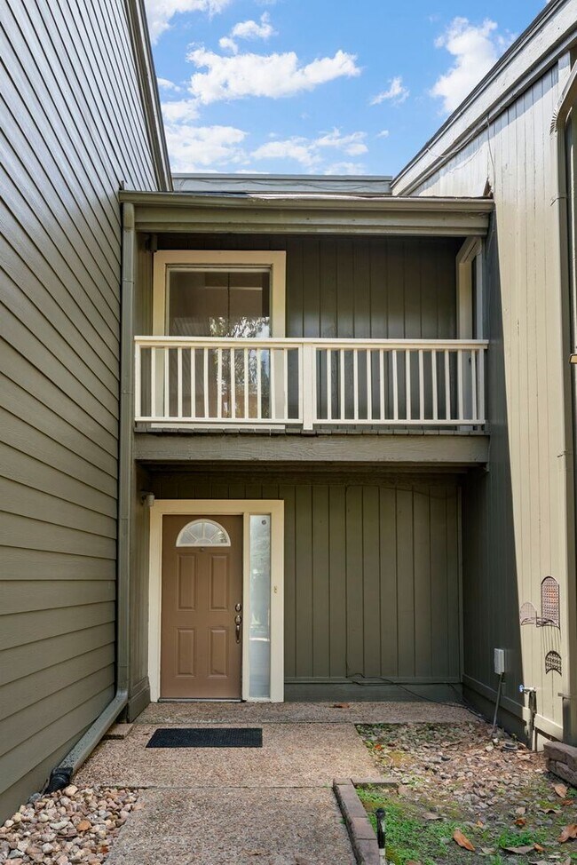 Building Photo - Waterfront Townhome in Elkins Lake