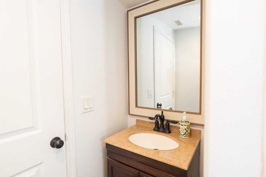 Building Photo - 940 S Bernal Ave