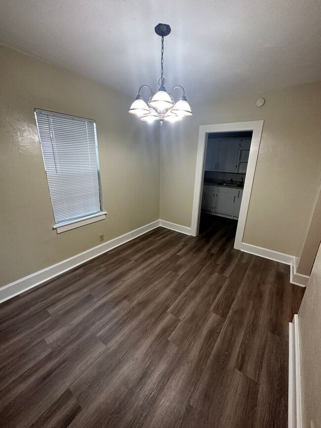 Building Photo - 2/1 house with yard in Midtown! Available now!