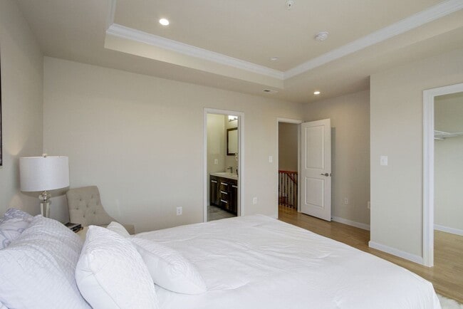 Building Photo - Gorgeous and Spacious Renovated 4br/3.5ba ...
