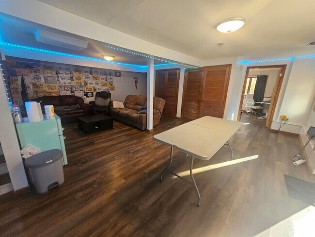 Building Photo - 4035 N Hinkle Rd