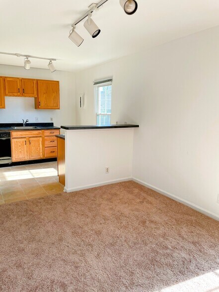Building Photo - 1217 Villa Ln