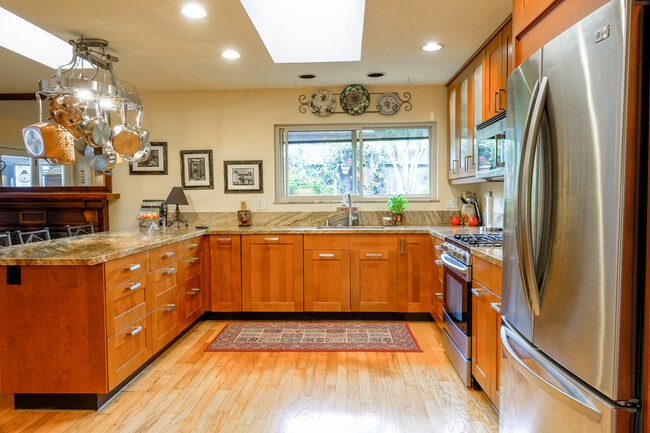 Building Photo - Furnished Single Story Home West of the Freeway