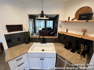 Building Photo - 15611 Knollhollow