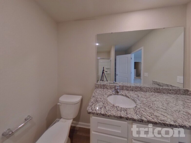 Building Photo - 2170 Southlea Dr