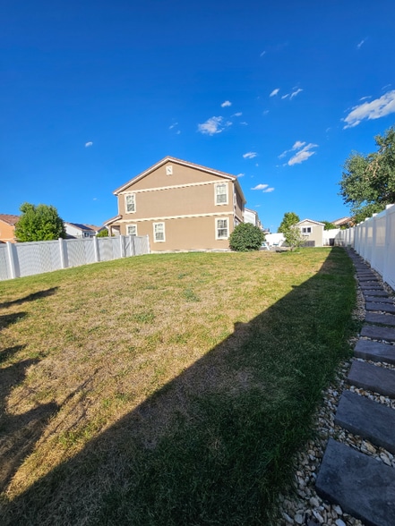 Building Photo - 9585 Castle Oaks Dr