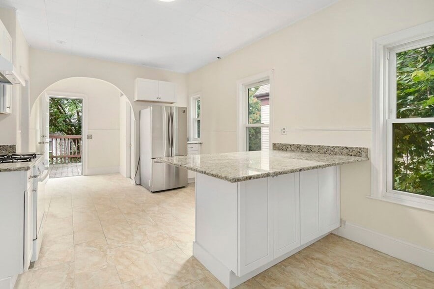 Building Photo - 86 Elm St