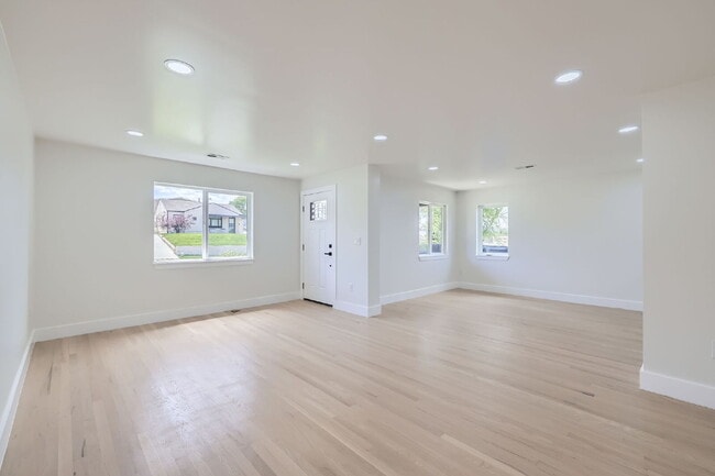 Building Photo - Beautifully Updated Duplex