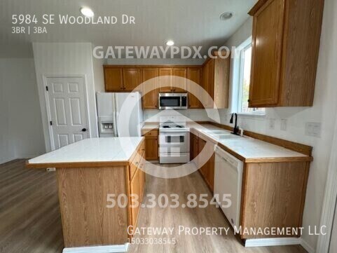 Building Photo - 5984 SE Woodland Dr