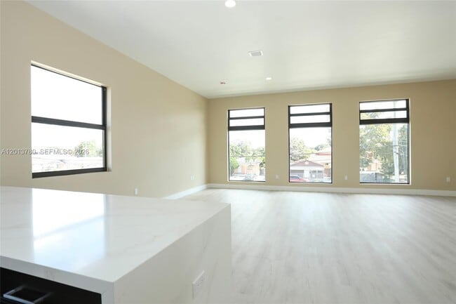 Building Photo - 120 SW 35th Ave