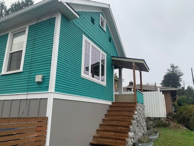 Classic Updated Bungalow. 2 bed with flex... - Classic Updated Bungalow.  2 bed with flex...