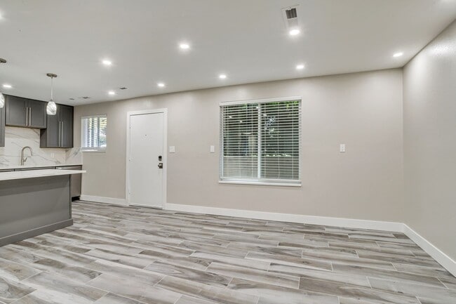 Interior Photo - 4371 / 4365 S Fairbourne Ave