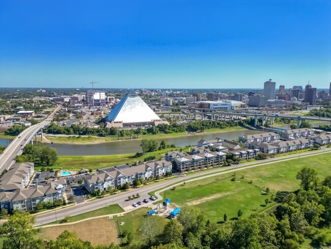 Building Photo - 380 Island Dr