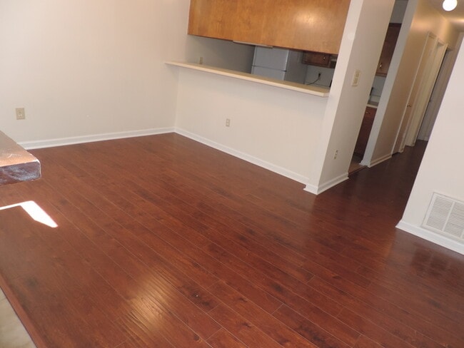 Building Photo - Remoldel Town Home