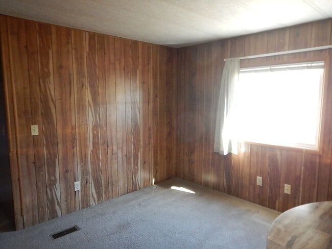 Building Photo - *PRICE IMPROVEMENT* 2 Bedroom on South Side of Prineville, Close to Hospital - Available Now!