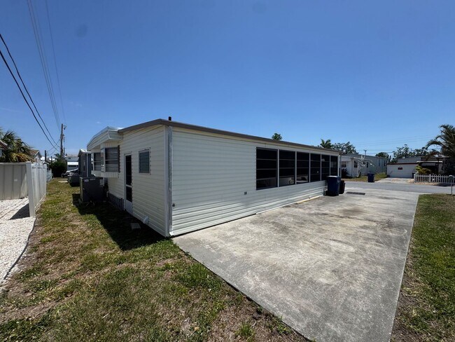 Building Photo - 1111 49th Ave Terrace W