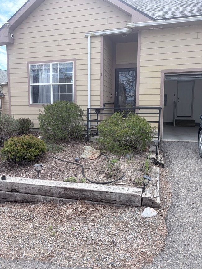 Building Photo - Lovely Bayfield Townhouse