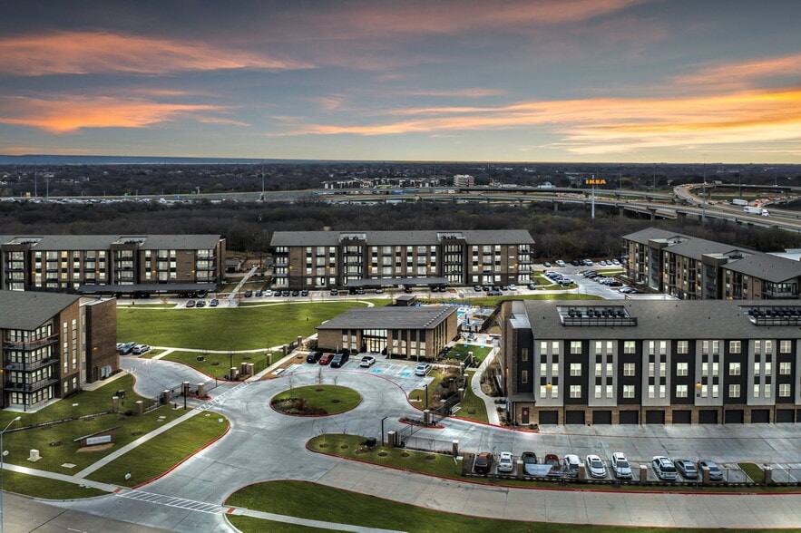 Building Photo - Axis Grand Crossing