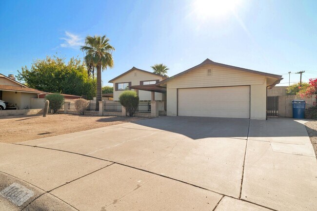 Building Photo - Large Trilevel home backing 60 with pool and close to ASU