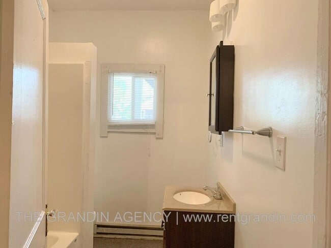 Building Photo - 1306 Patterson Ave SW