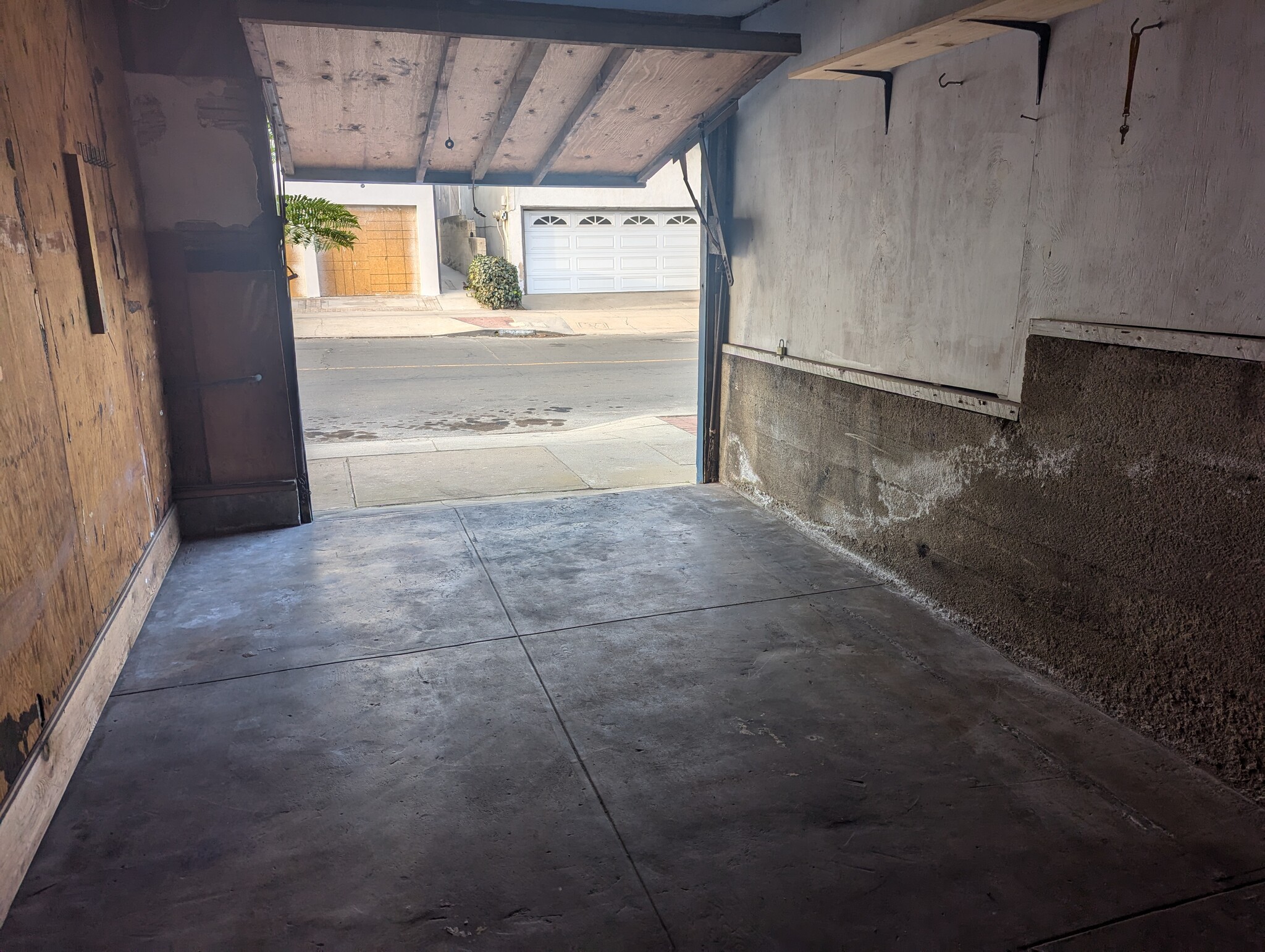 Private garage - 328 1st St