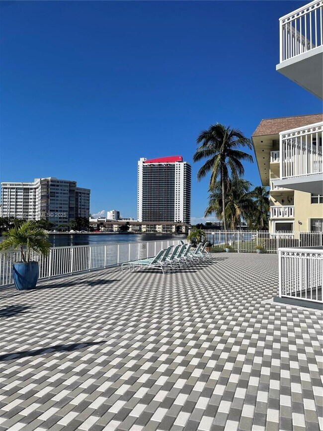 Building Photo - 1913 S Ocean Dr