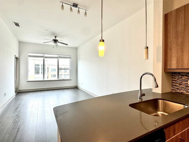 Building Photo - 2111 Westheimer Rd