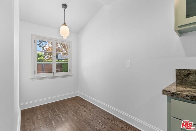 Building Photo - 619 S Sycamore Ave