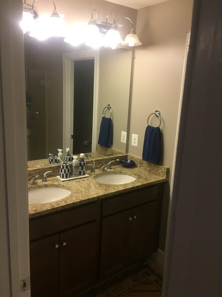 Building Photo - 6193 Royal Crest Ln