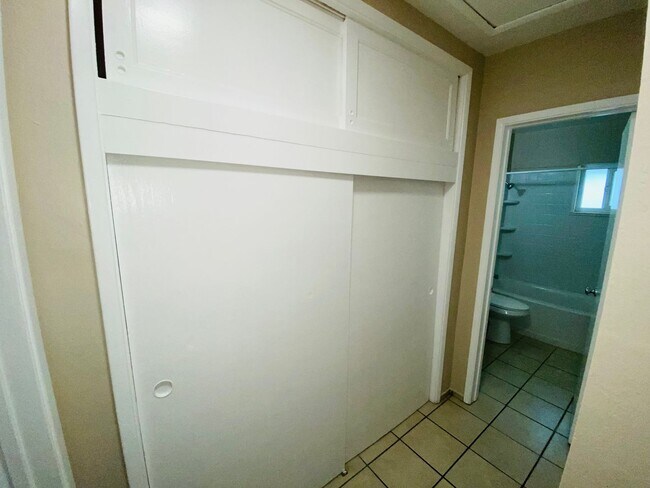 Building Photo - E Washington Ave Triplex