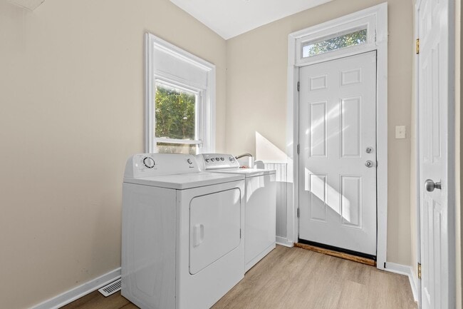 Building Photo - Spacious 4 Bedroom Single Family on Susquehanna St