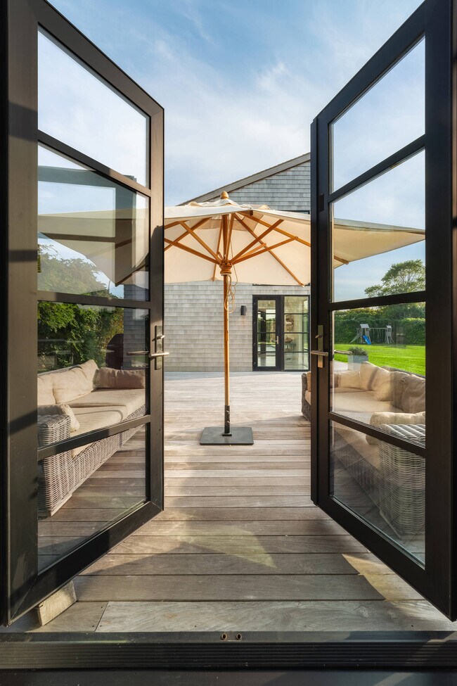 Building Photo - 811 Halsey Ln