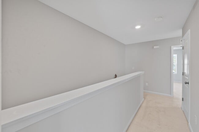 Building Photo - 130 Paramount Dr