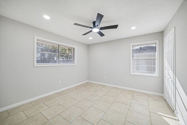 Building Photo - 1703 Raintree Dr
