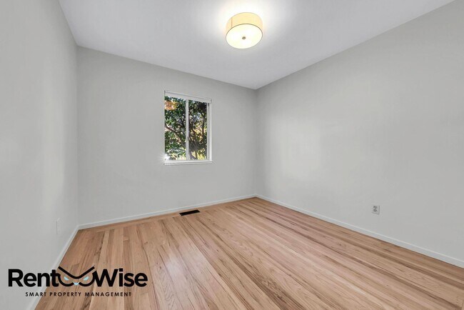 Building Photo - Present PM-Midtown Palo Alto Beauty-New Floors-Remodeled Bathrooms-Big Yard
