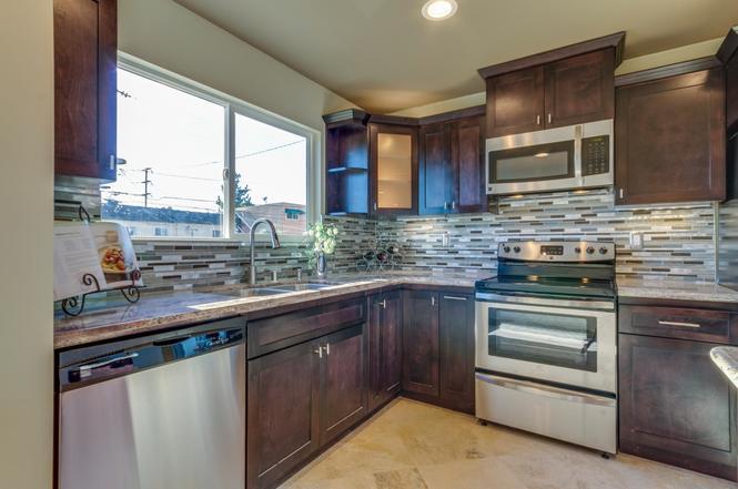 Fully equipped kitchen - 2491 Haller St