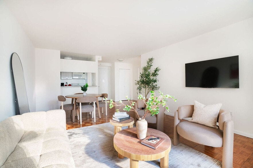 Building Photo - 350 W 43rd St