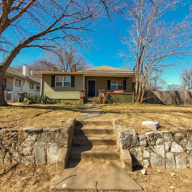 Building Photo - 3 Bedroom home in Shawnee