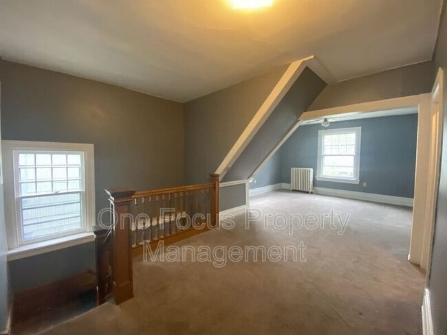 Building Photo - 425 Louisa St