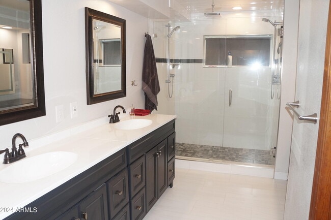 Building Photo - 5756 W Del Rio St