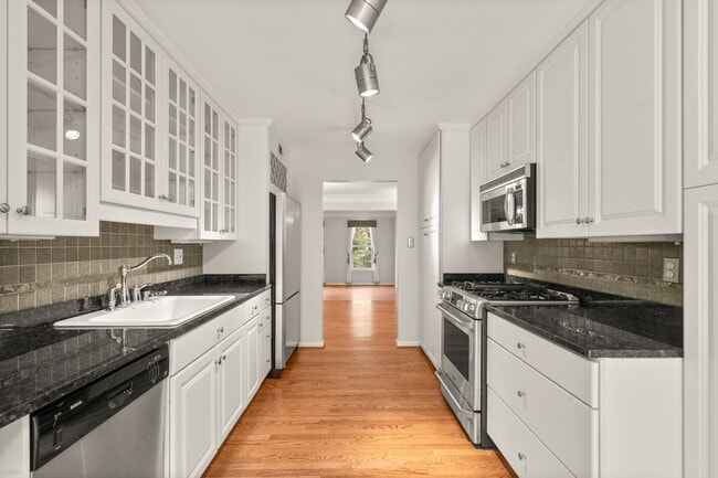 Building Photo - 3 Bed 2 Full Bath/2 Half Bath - Rockville Townhouse - Move In Ready