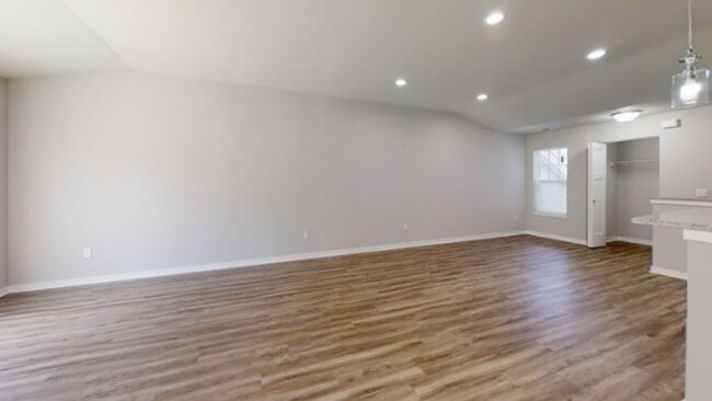 Building Photo - RENT SPECIAL - Upper 2 Bedroom 2 Bathroom Apartment is Available