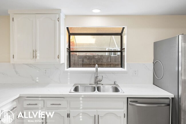 Building Photo - Beautifully Renovated 3-Bedroom Home in Huntington Beach!