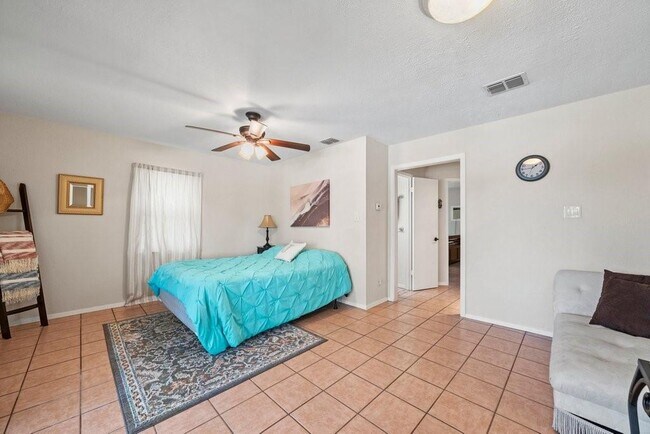 Building Photo - 2033 Lakeview Dr