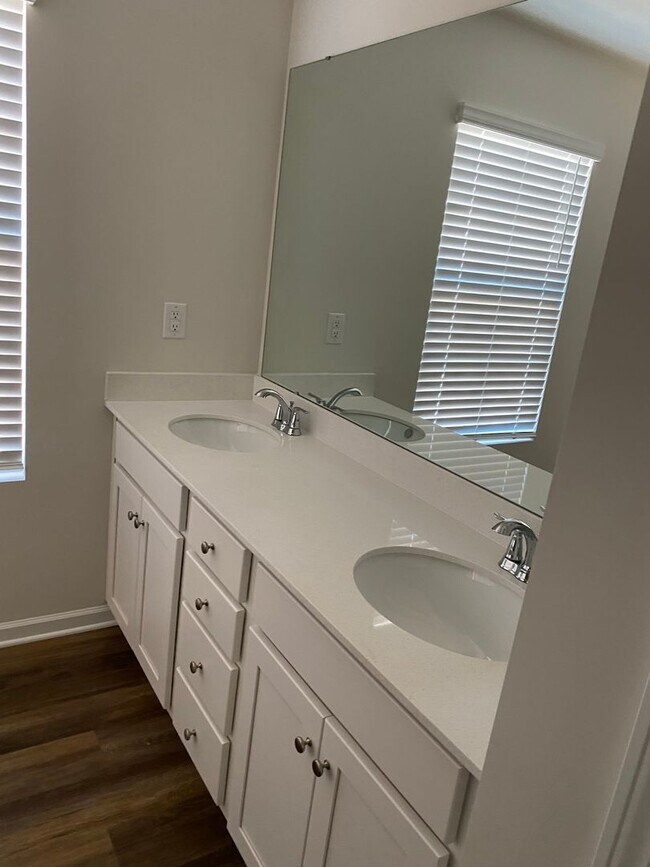 Building Photo - 4 bed/2.5 bath home in Troutman!