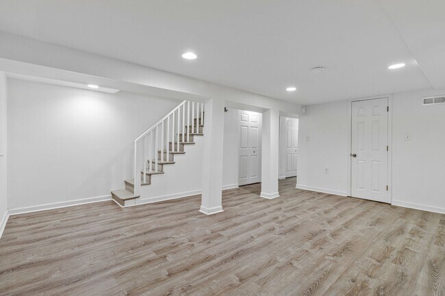 Building Photo - Big and Comfy Townhouse