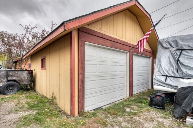 Building Photo - Cozy Downtown Cabin